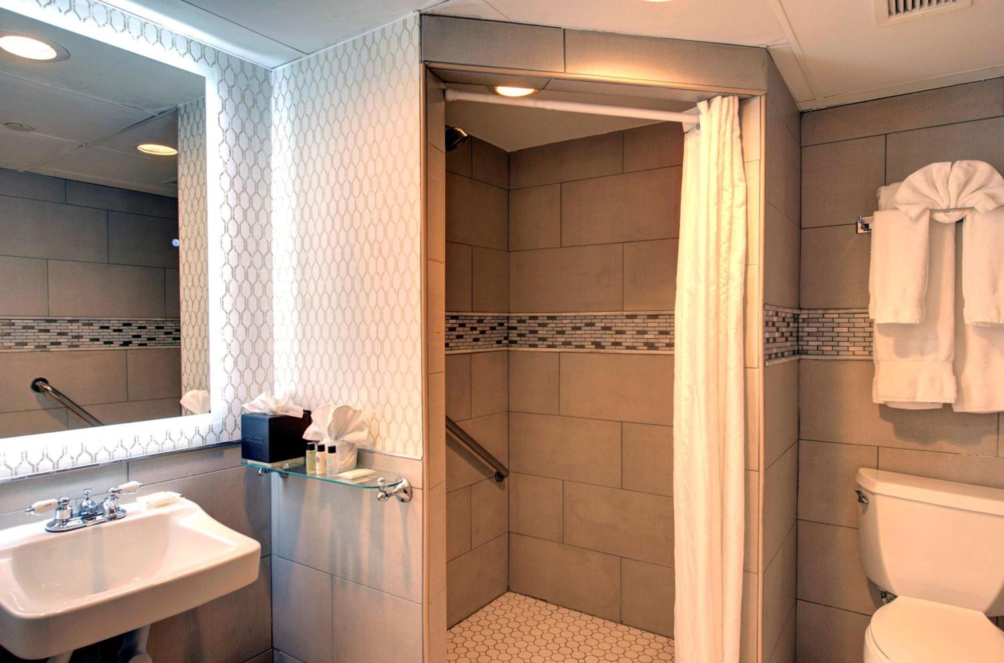 The Roslyn, Tapestry Collection By Hilton Hotel Exterior foto